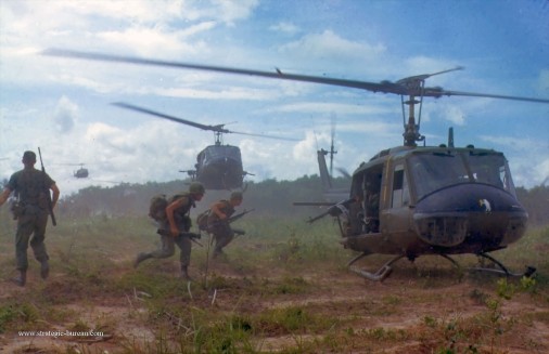 UH-1_Iroquois_Huey_helicoptere_USA_003