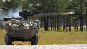 M1134 Stryker ATGM tire un missile TOW. Photo : US Army