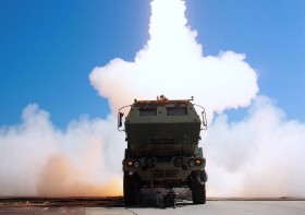 M142 HIMARS tire un missile PrSM. Photo : US Space Force