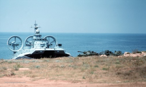 Projet 12322 Zubr Pomornik, PT-76B, BTR-60PB. Photo : JO1 Kip Burke/US Army